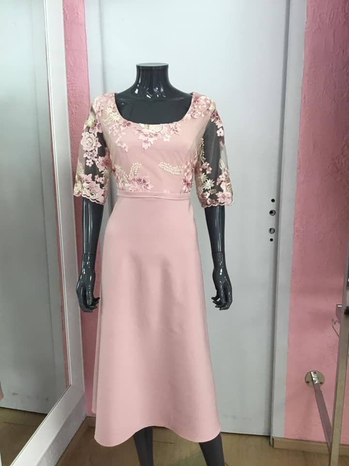 Robe rose pâle avec haut en dentelle