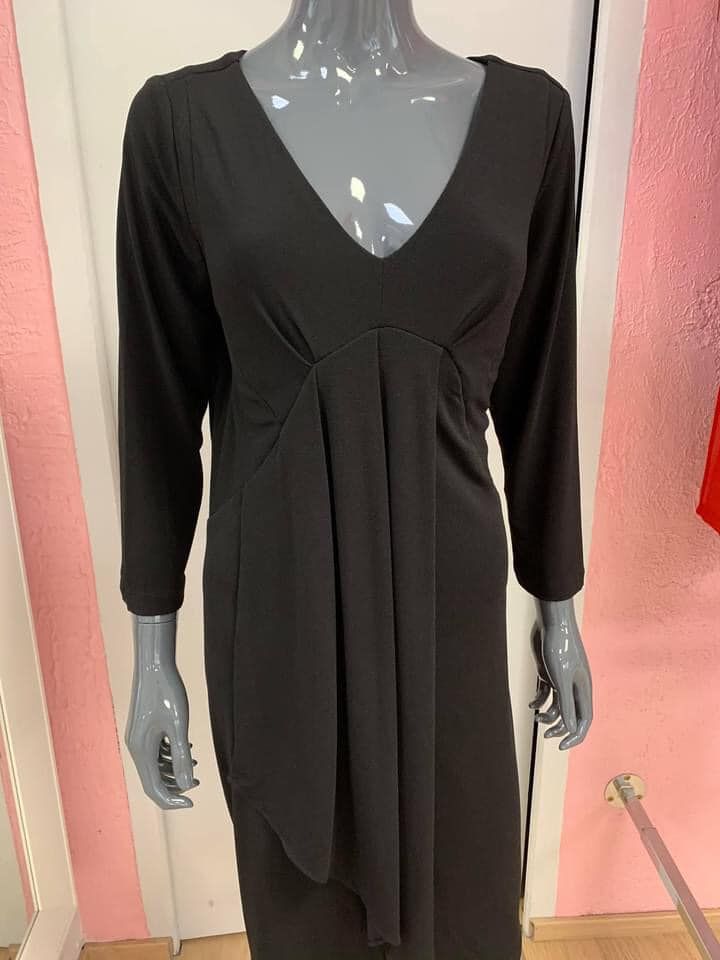 Robe noire avec décolleté en V et manches longues