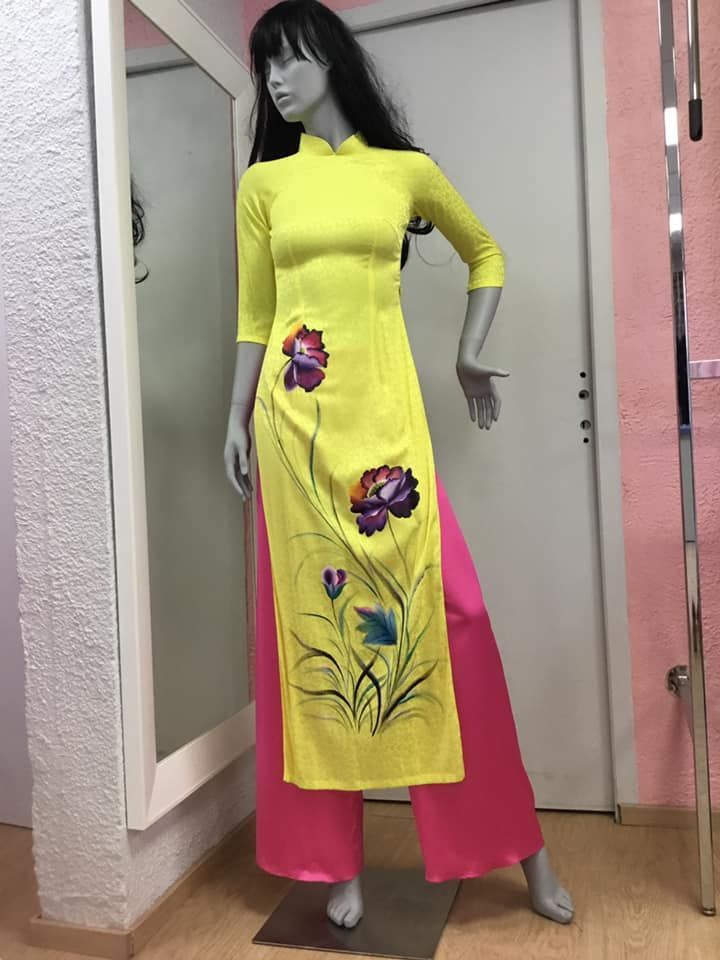 Ensemble traditionnel jaune et rose avec motifs floraux