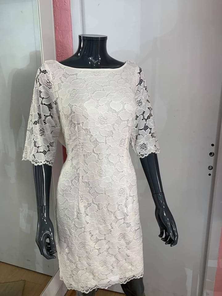 Robe en dentelle blanche avec manches évasées
