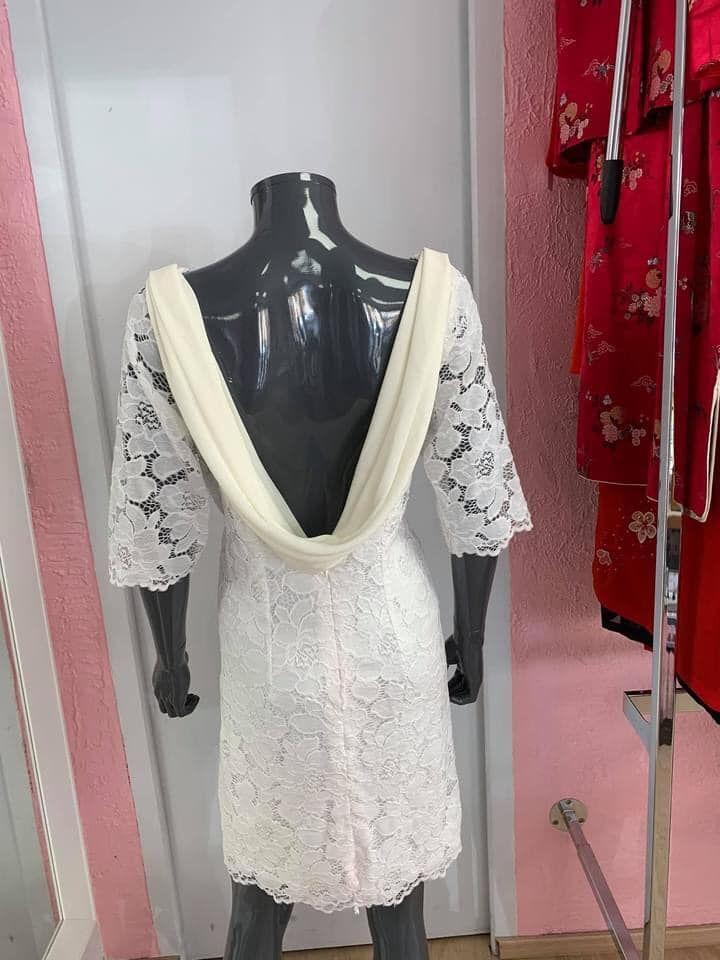 Robe blanche avec dos plongeant et dentelle