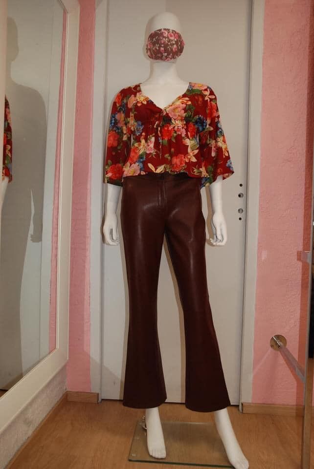 Ensemble avec haut floral et pantalon marron