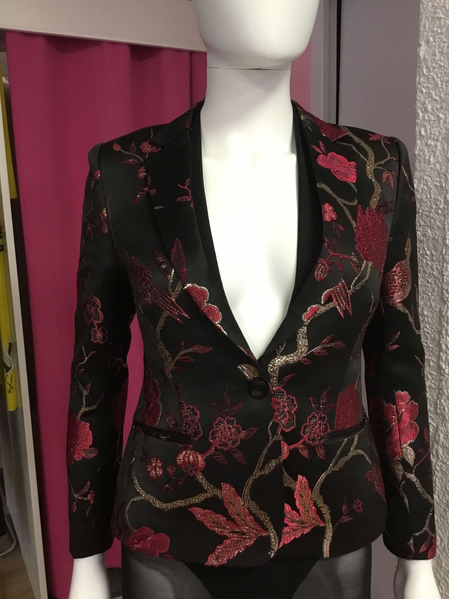 Veste noire ornée de broderies rouges
