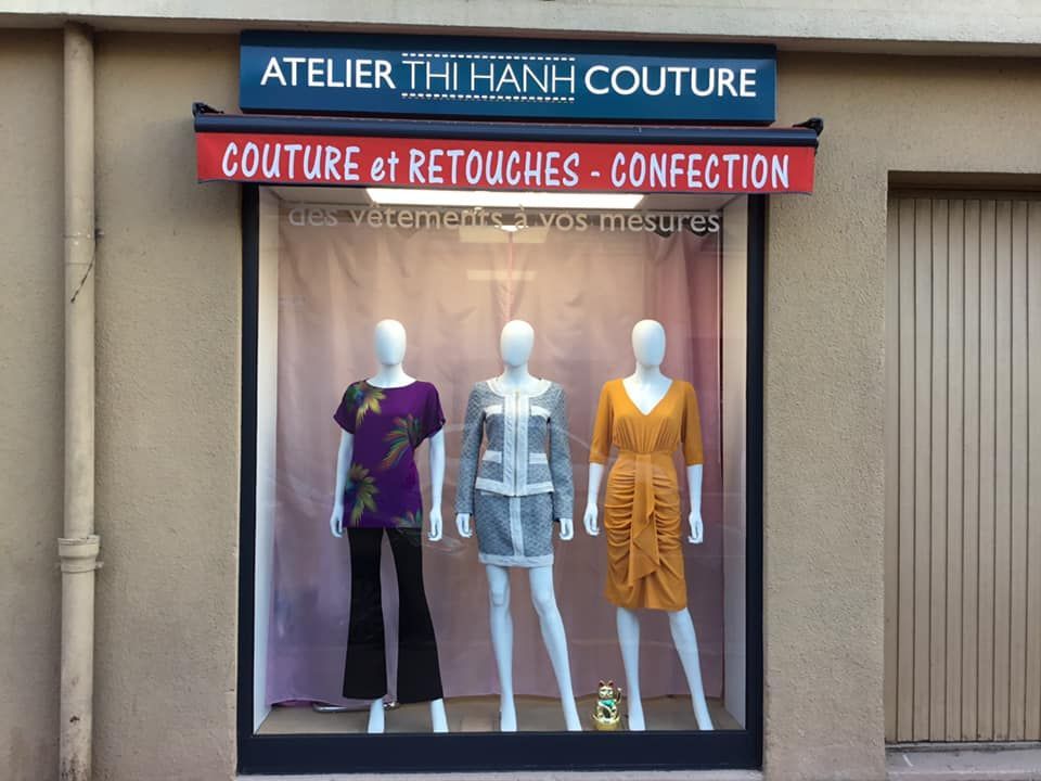 Vitrine de l'atelier avec diverses tenues exposées