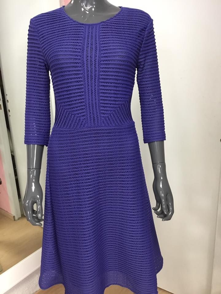 Robe bleue électrique texturée, manches trois-quarts