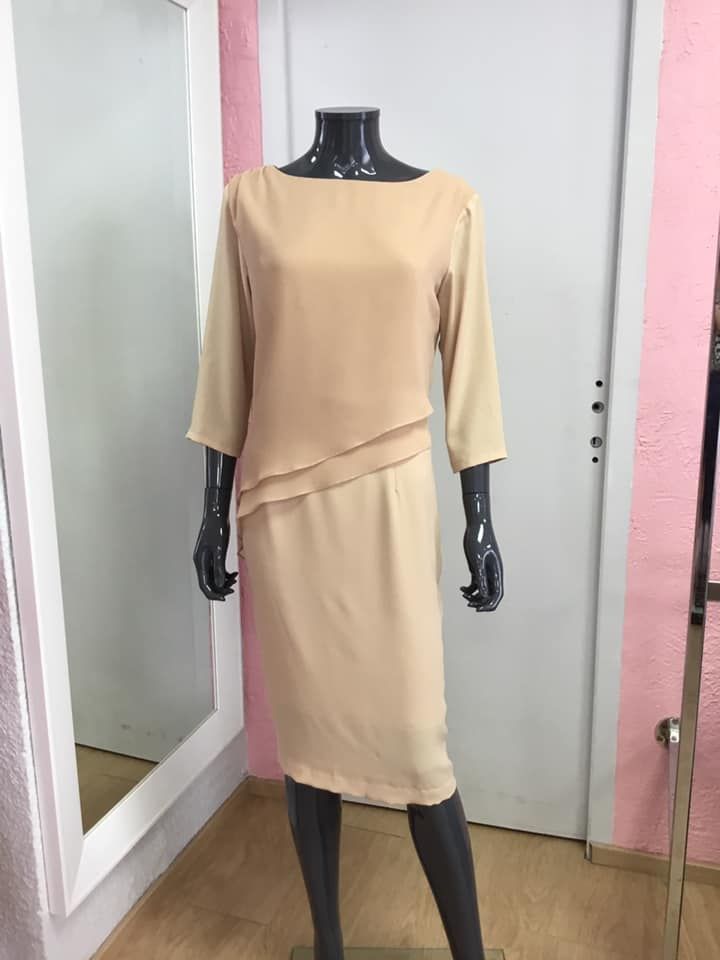 Ensemble beige avec un élégant drapé moderne