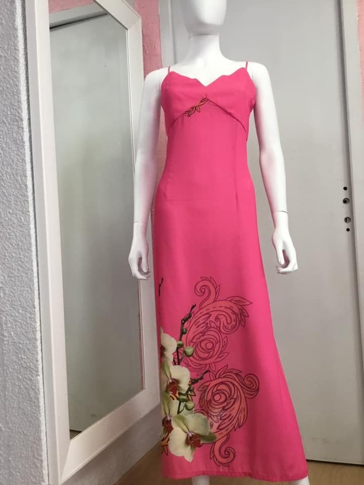 Robe longue rose avec motifs floraux 