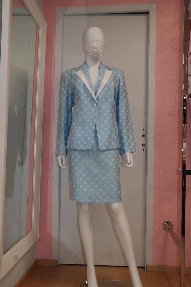 Tailleur bleu clair à motifs discrets avec veste et jupe