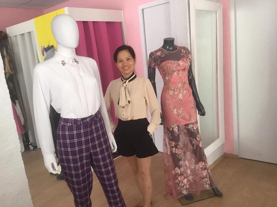 Tenues variées pour femmes dans une boutique 