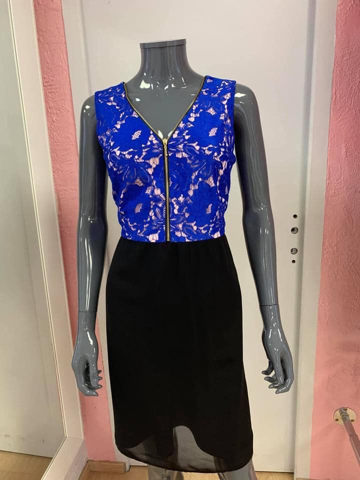 Haut bleu brodé avec jupe noire élégante