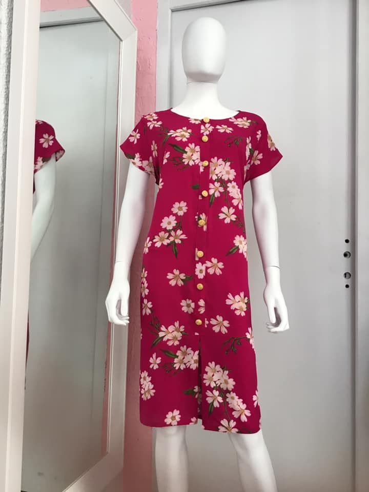 Robe rouge fleurie avec manches courtes 