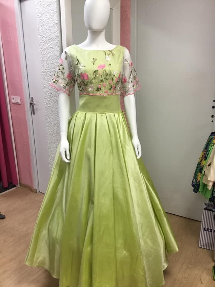 Robe longue vert clair avec haut brodé en dentelle