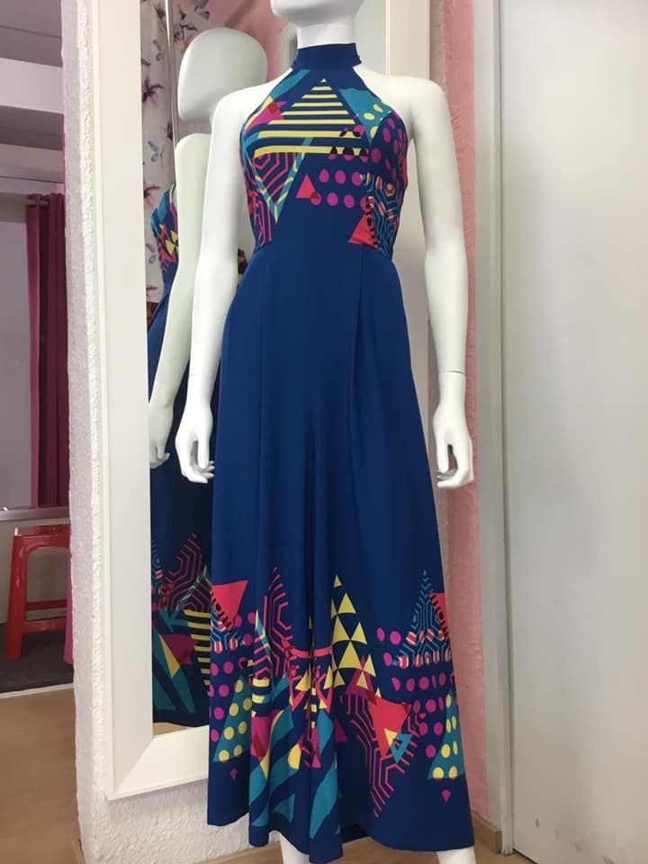 Robe longue bleue avec imprimés colorés au bas