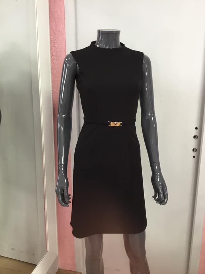 Robe noire sans manches avec ceinture dorée