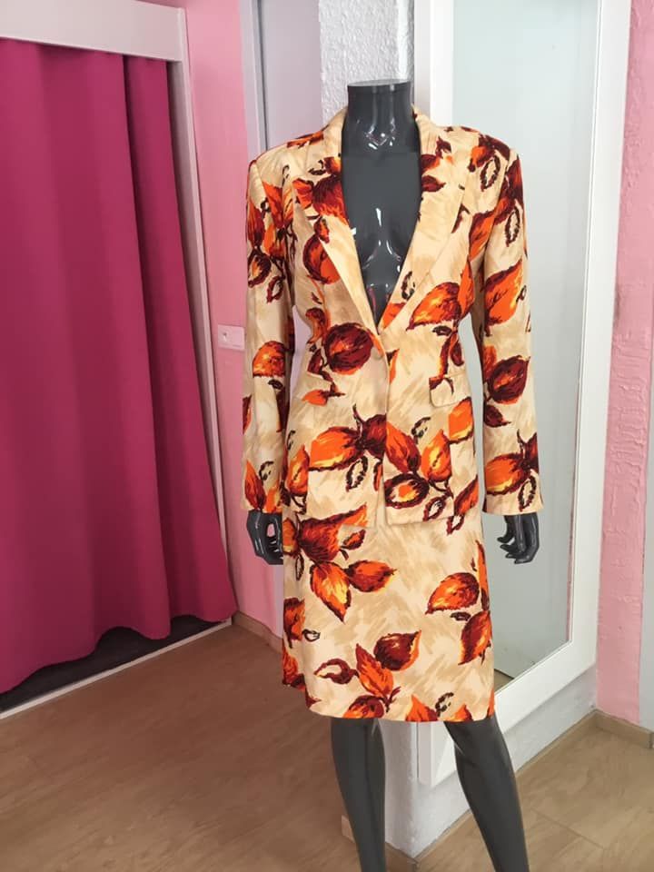 Robe orange à motifs floraux 