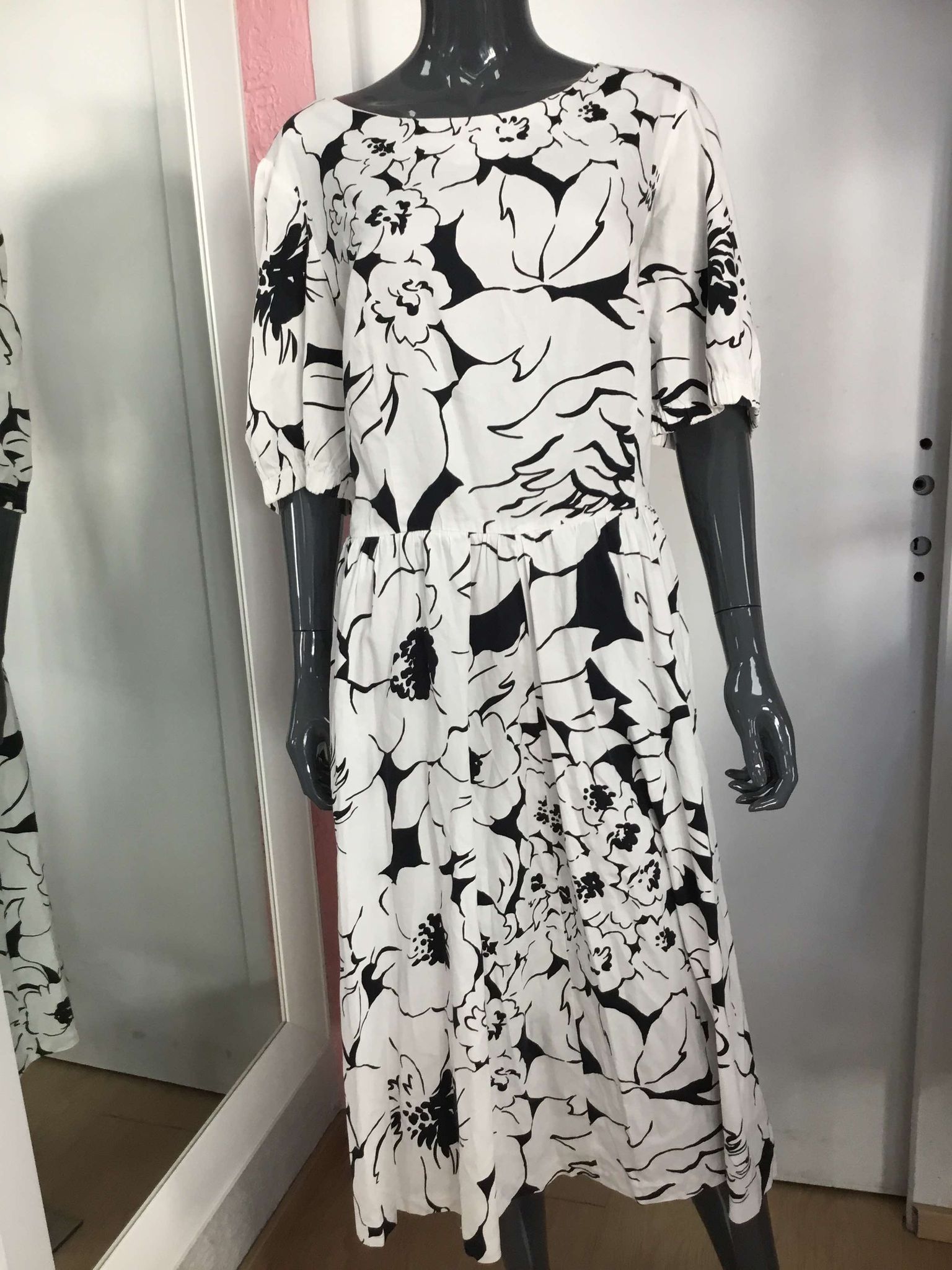 Robe fluide noir et blanc à imprimés modernes