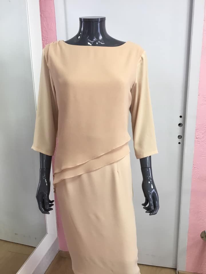 Tenue beige avec design minimaliste et épuré
