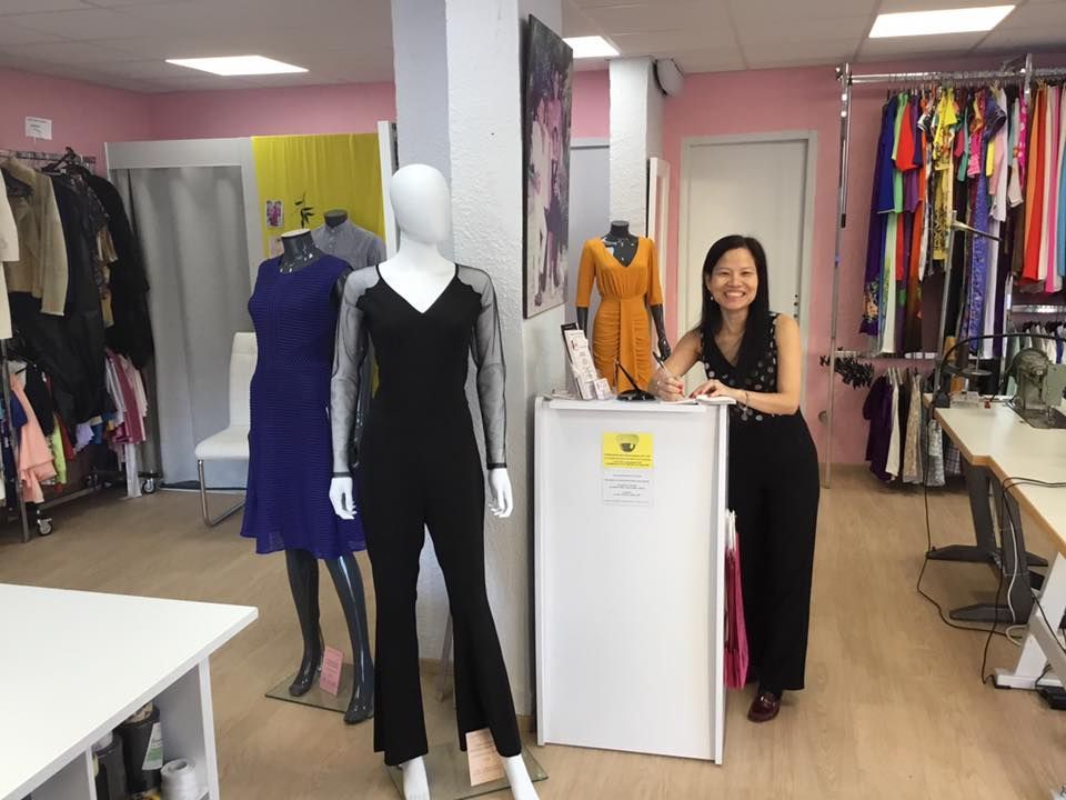 Vitrine de vêtements variés pour femmes 