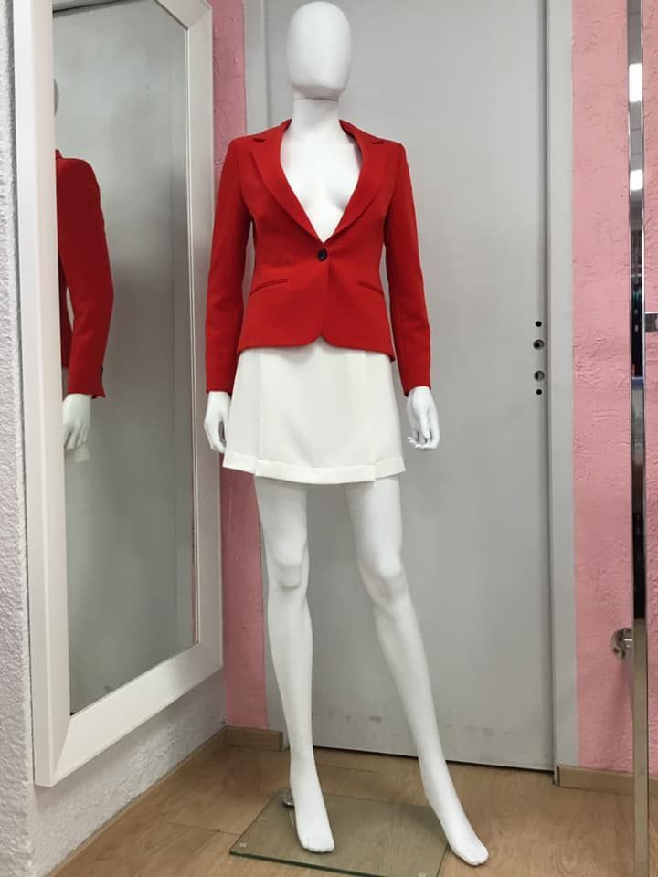 Veste rouge chic avec jupe assortie
