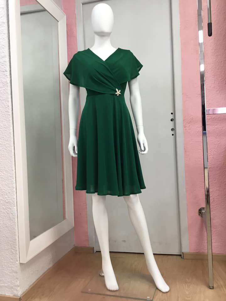Robe verte longue avec décolleté en V croisé