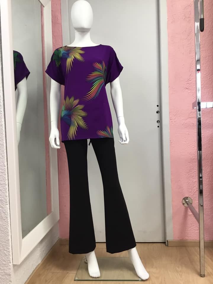 Haut violet à motifs et pantalon noir 