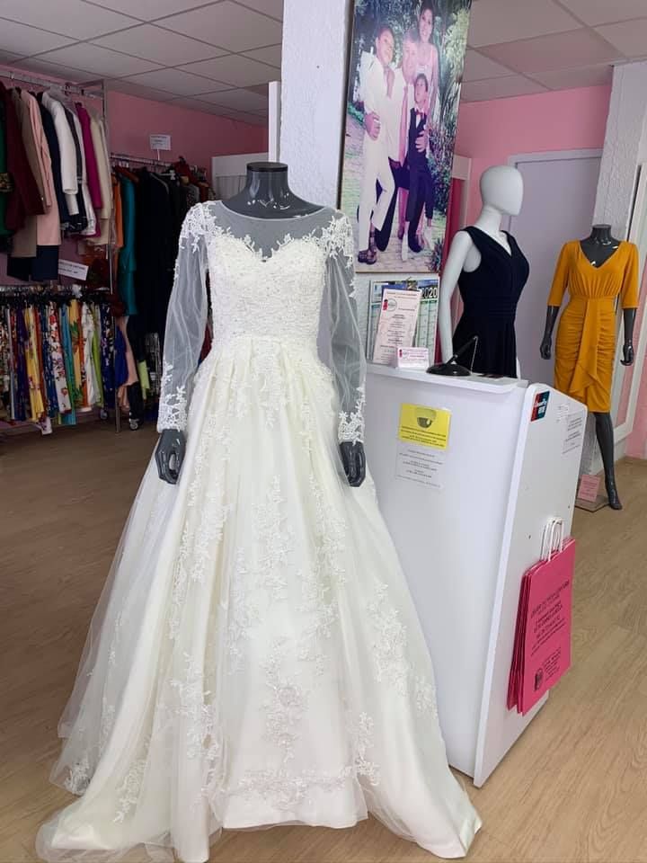 Robe de mariée blanche avec dentelle et jupe volumineuse 