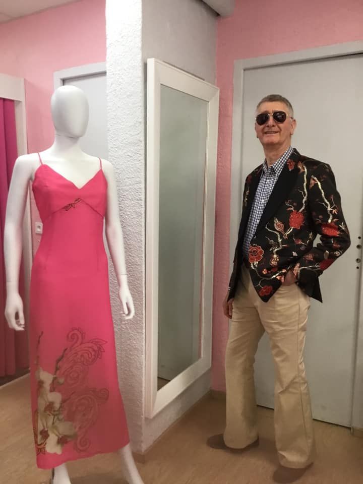 Robe rose à fines bretelles avec détails délicats