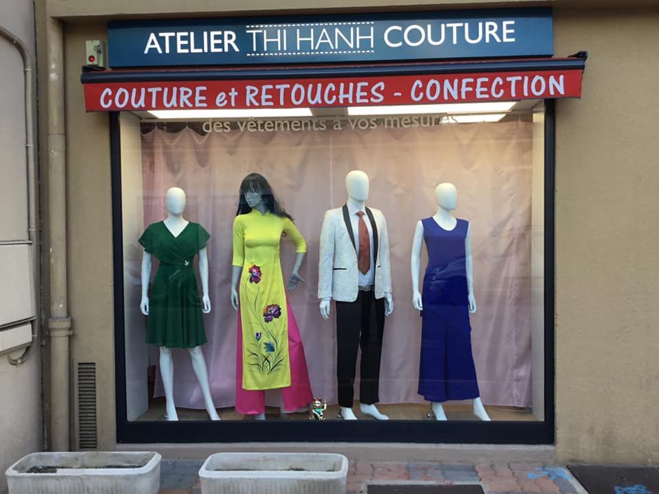 Vitrine colorée de l'atelier couture