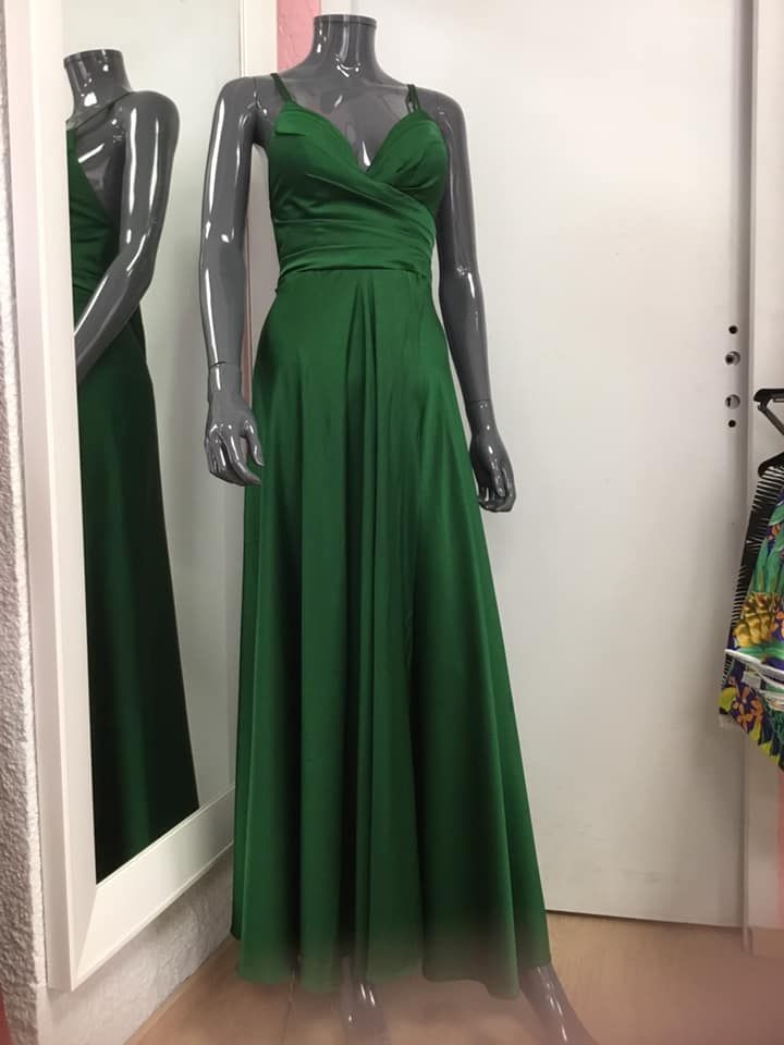Robe verte longue avec plis fluides
