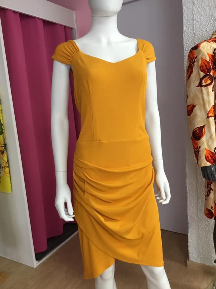 Robe moutarde ajustée avec détails drapés 