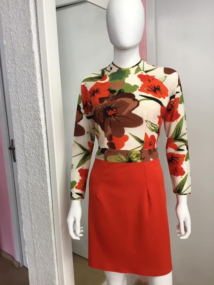 Haut à motifs floraux éclatants et jupe rouge 