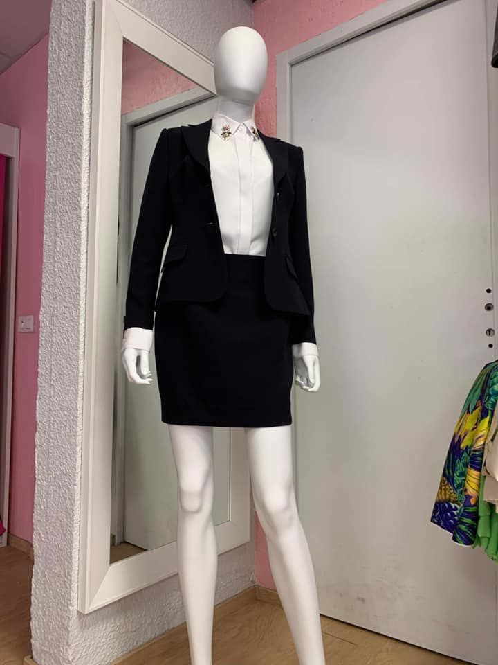 Ensemble noir avec chemisier blanc et veste cintrée