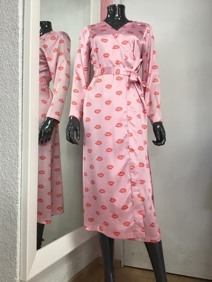 Robe rose avec motifs à pois et ceinture assortie 