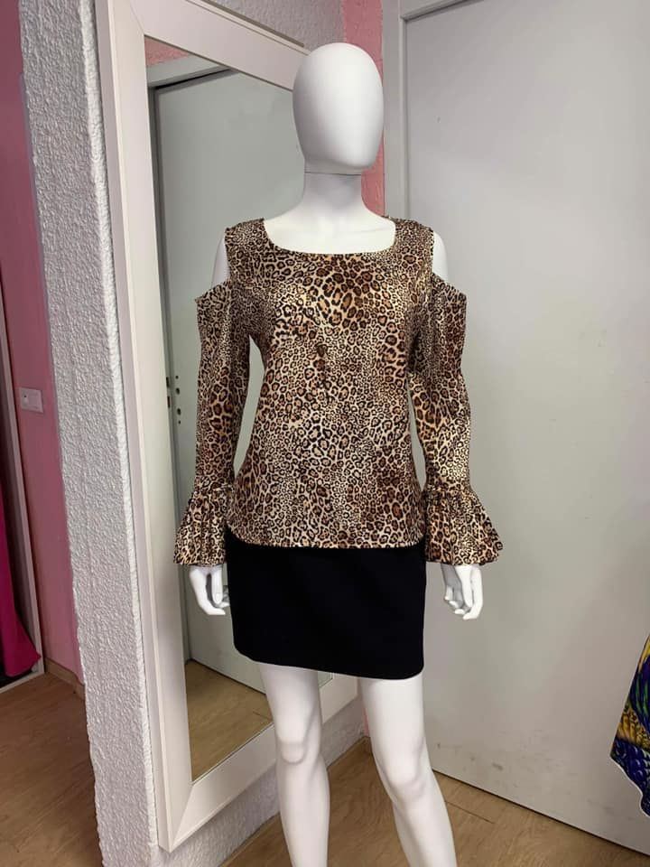 Haut léopard à manches longues avec jupe noire