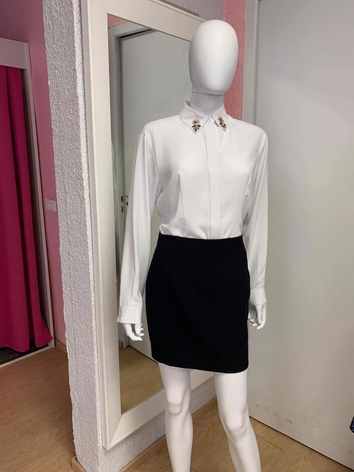 Ensemble chemisier blanc et jupe noire