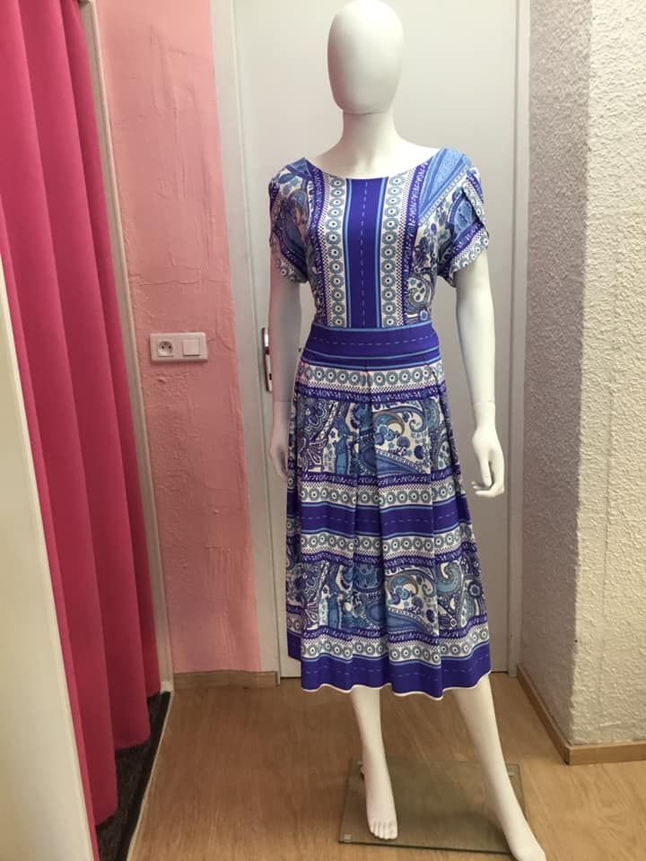 Robe bleue à motifs géométriques blancs