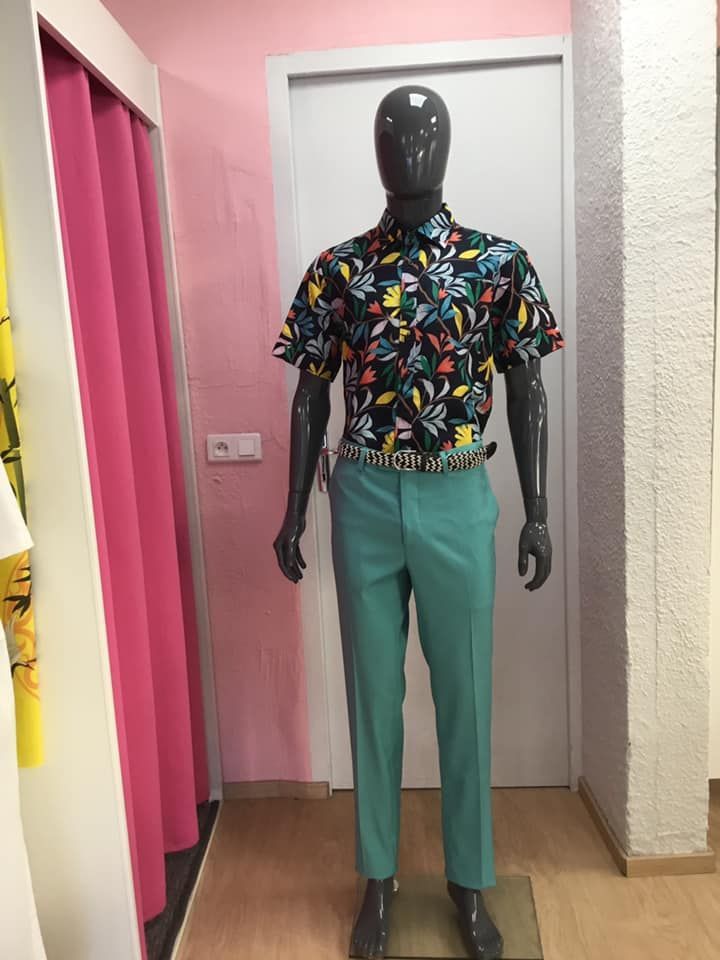 Vue d'intérieur de l'atelier avec couturière