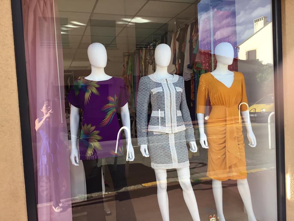 Vitrine de vêtements avec plusieurs tenues élégantes