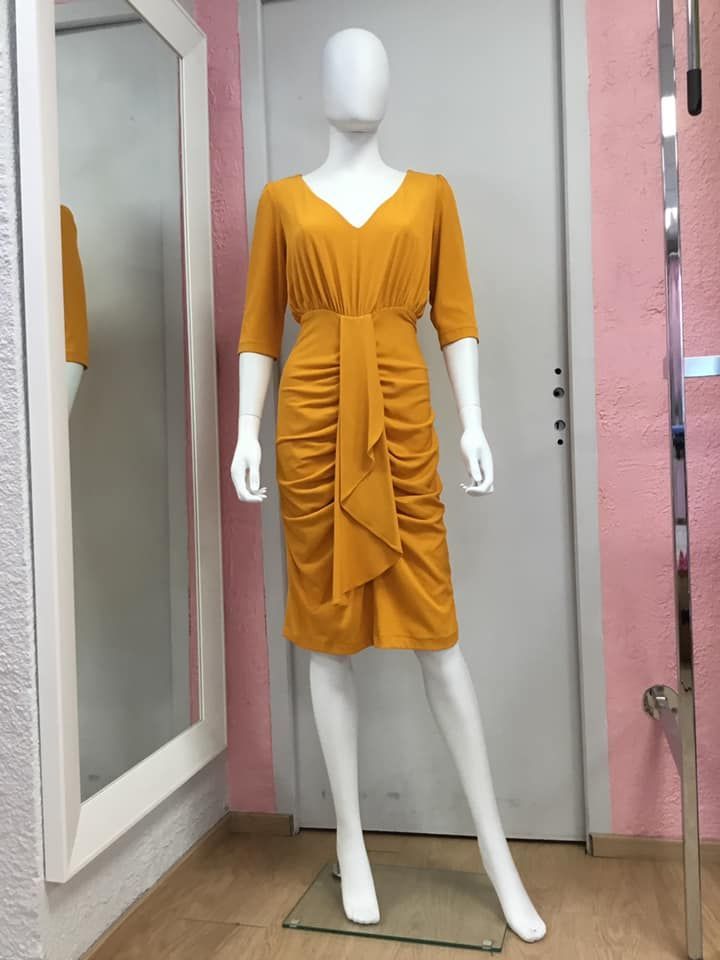Robe moutarde drapée avec manches mi-longues 