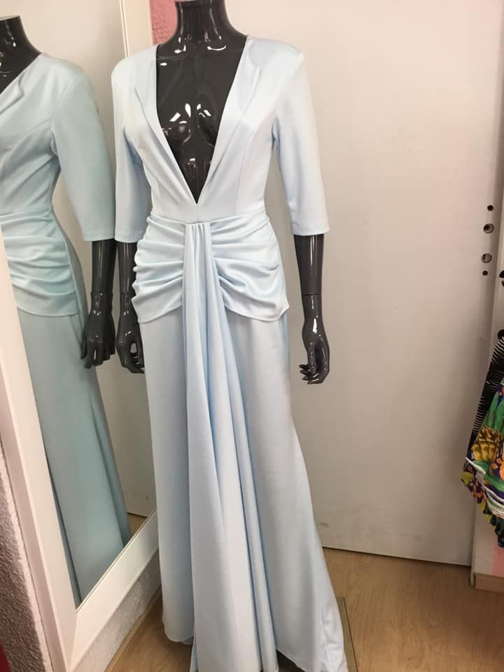 Robe blanche longue fluide avec décolleté drapé