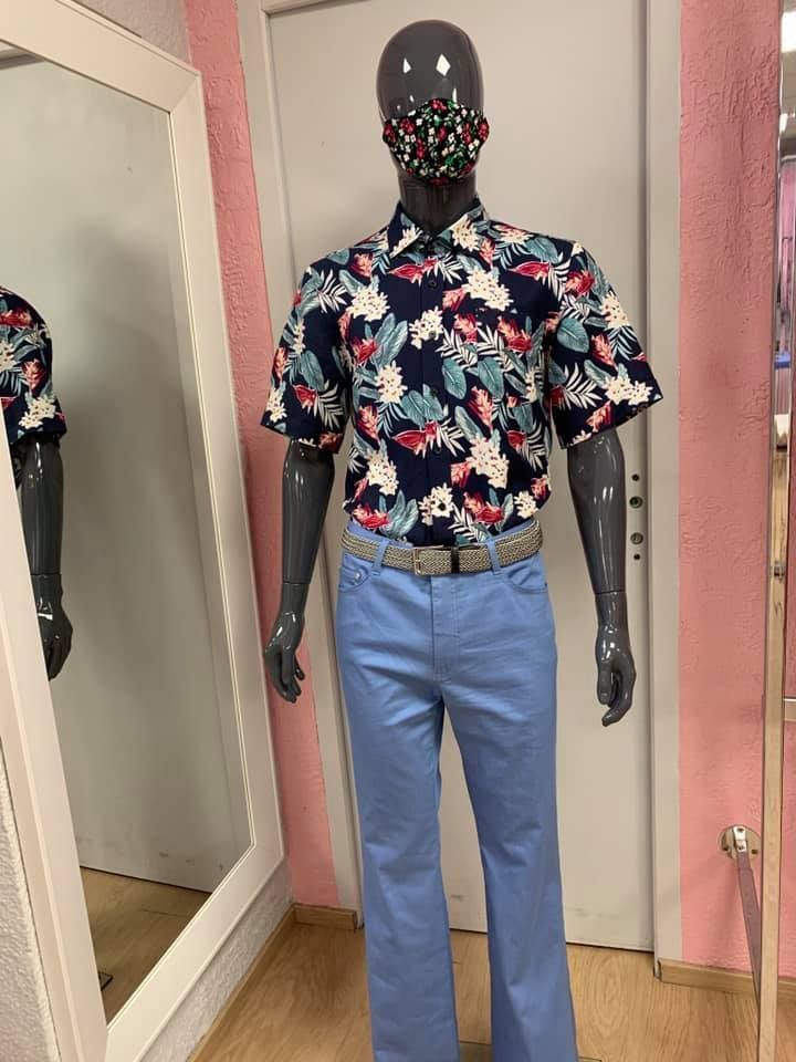 Chemise florale colorée avec pantalon bleu clair