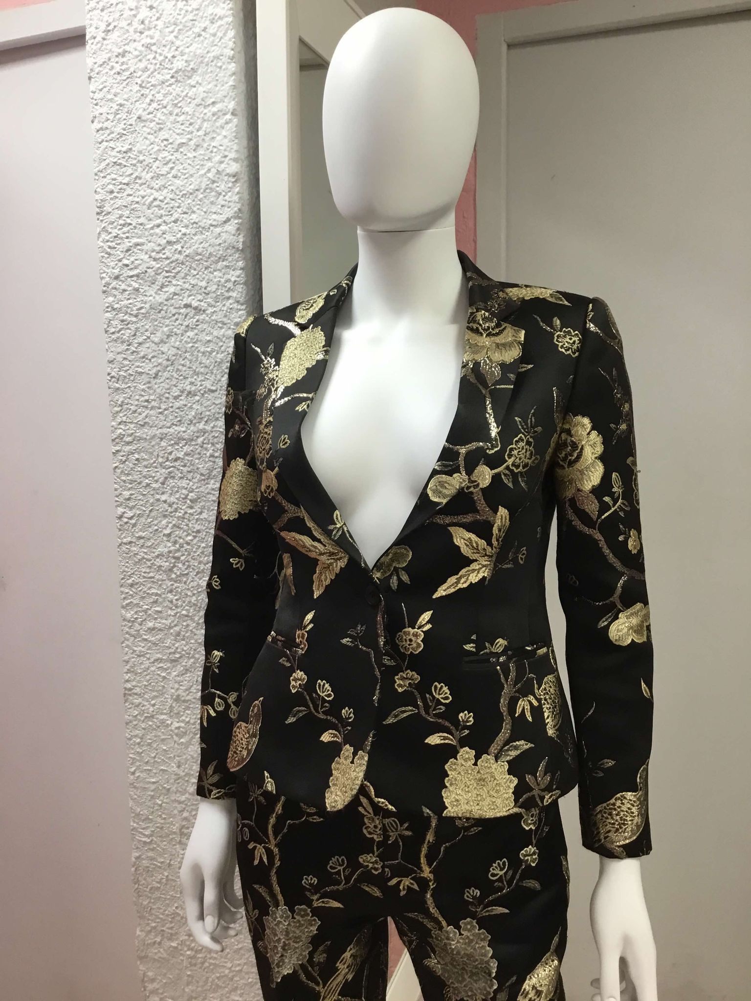 Veste noire avec motifs dorés floraux