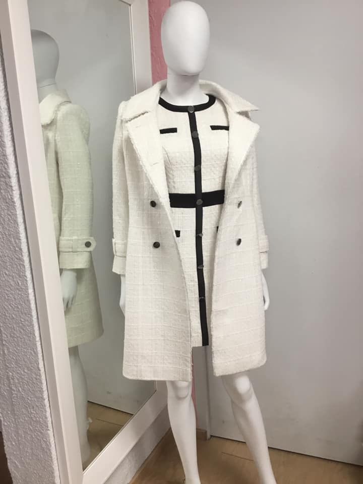 Manteau blanc texturé avec détails noirs