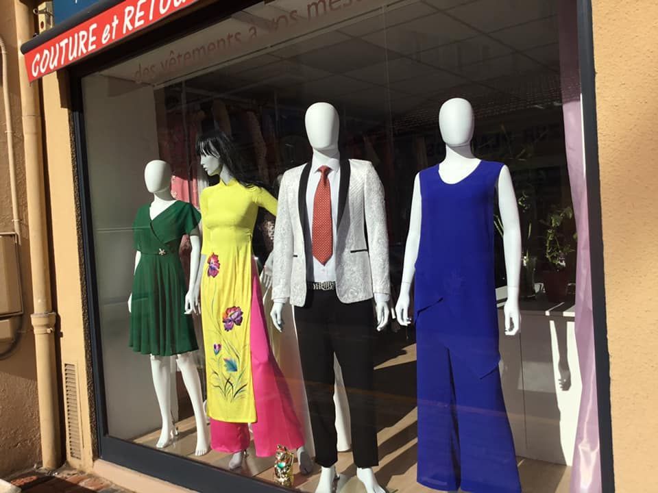 Vitrine colorée avec divers ensembles