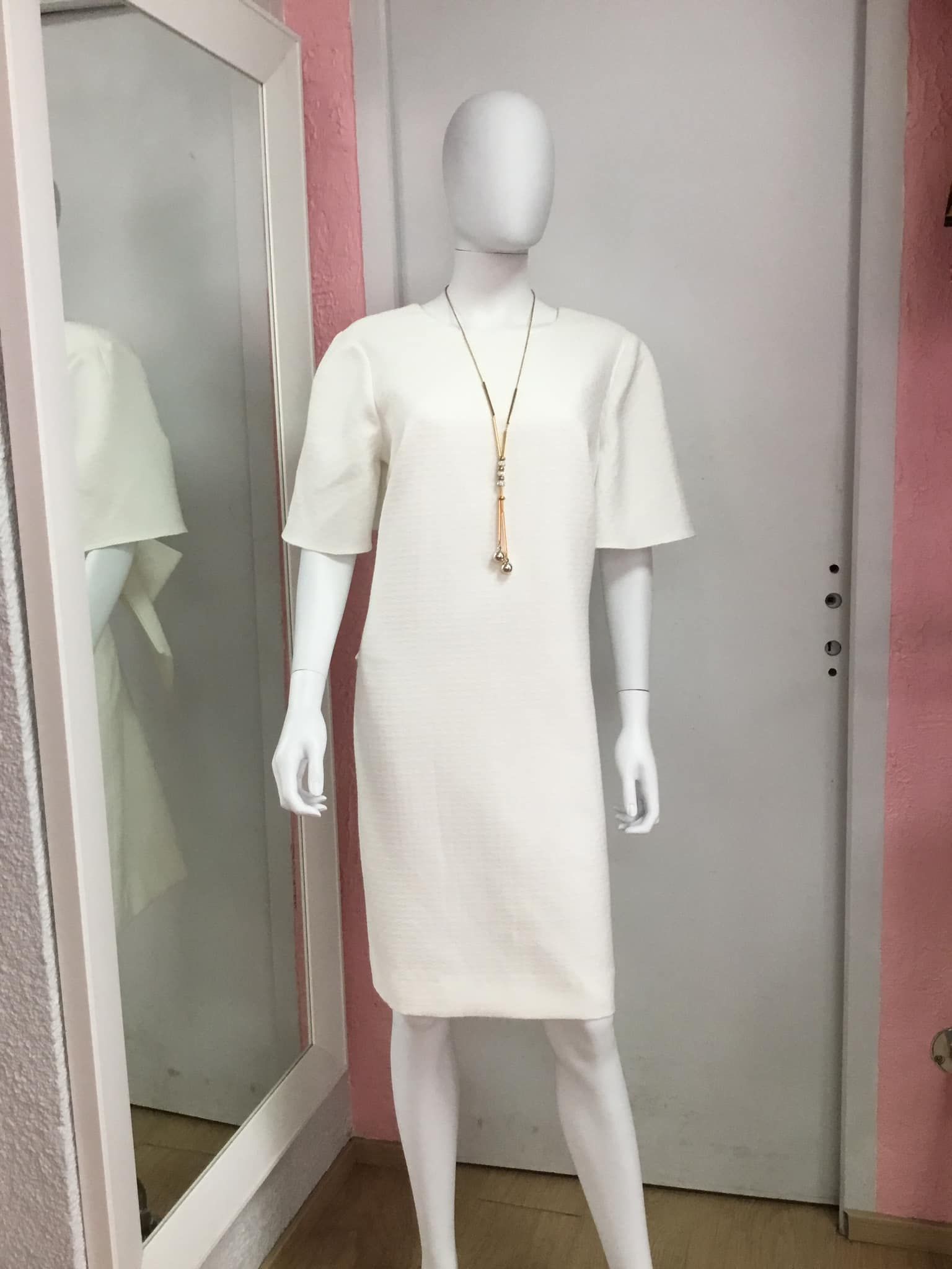 Robe blanche chic avec manches évasées