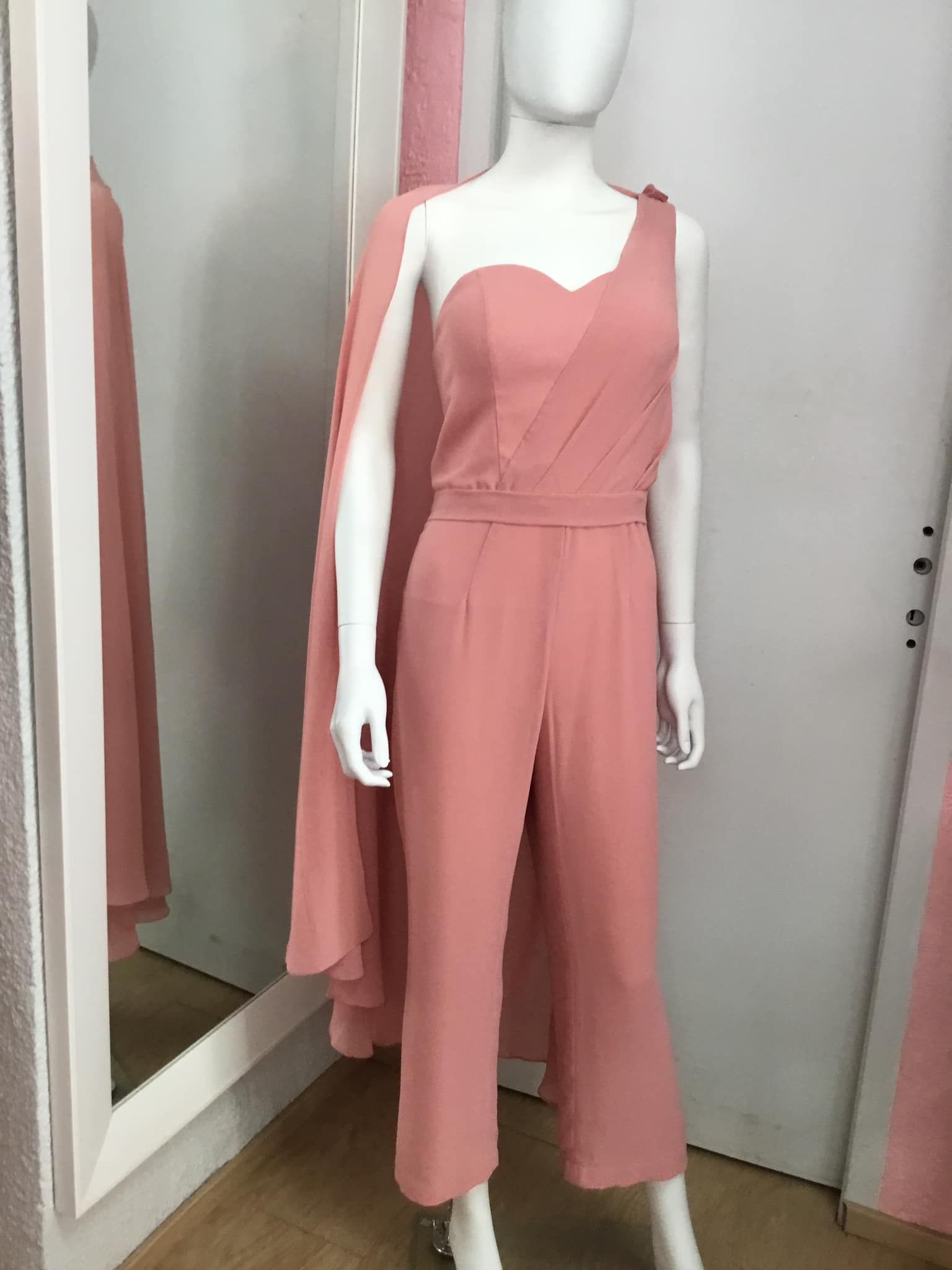 Combinaison rose pâle avec cape fluide