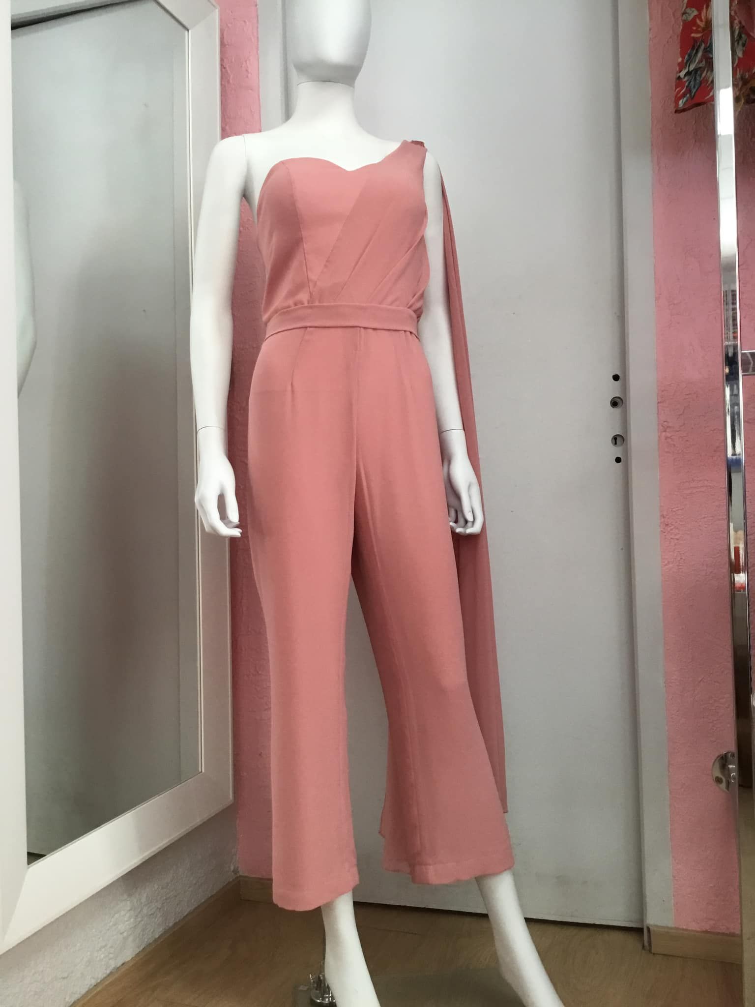 Combinaison rose poudré avec bustier ajusté 