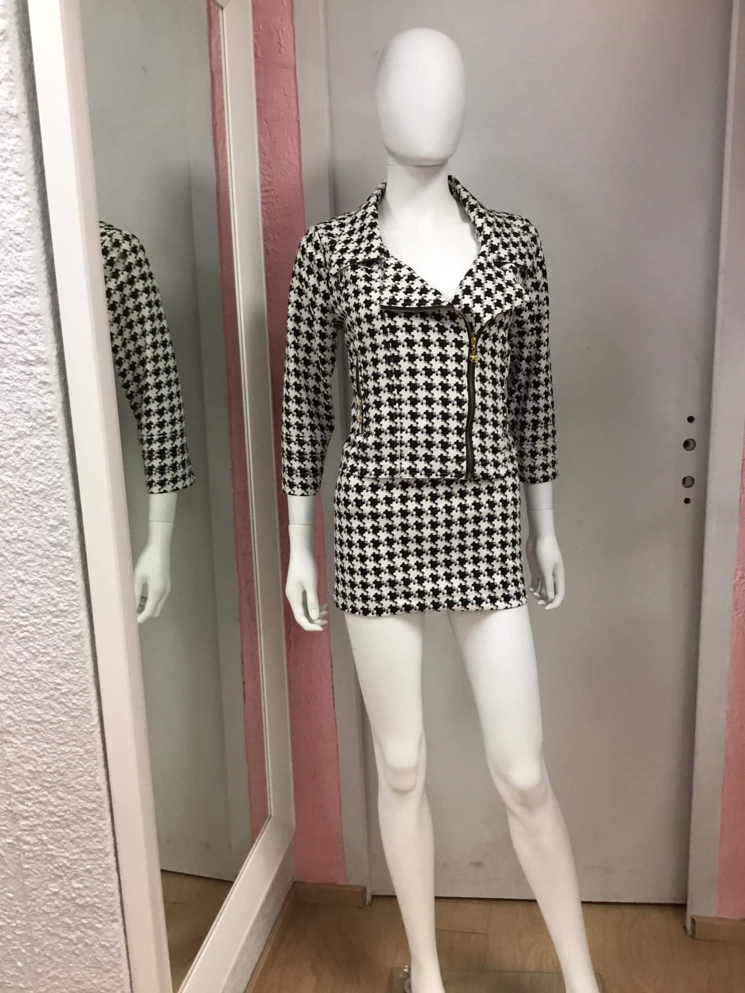 Robe courte noire et blanche à carreaux