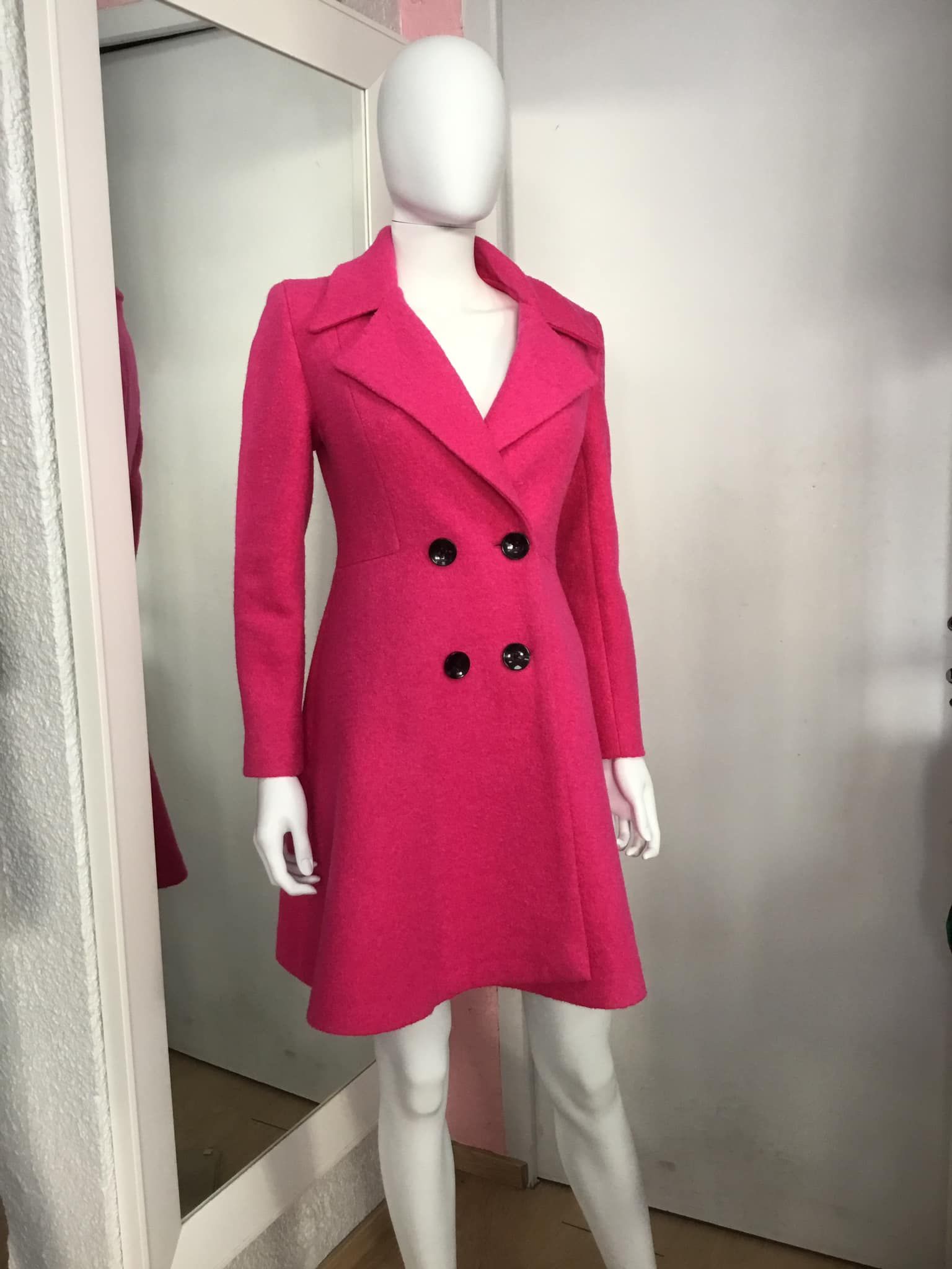Robe rose pâle avec col Claudine