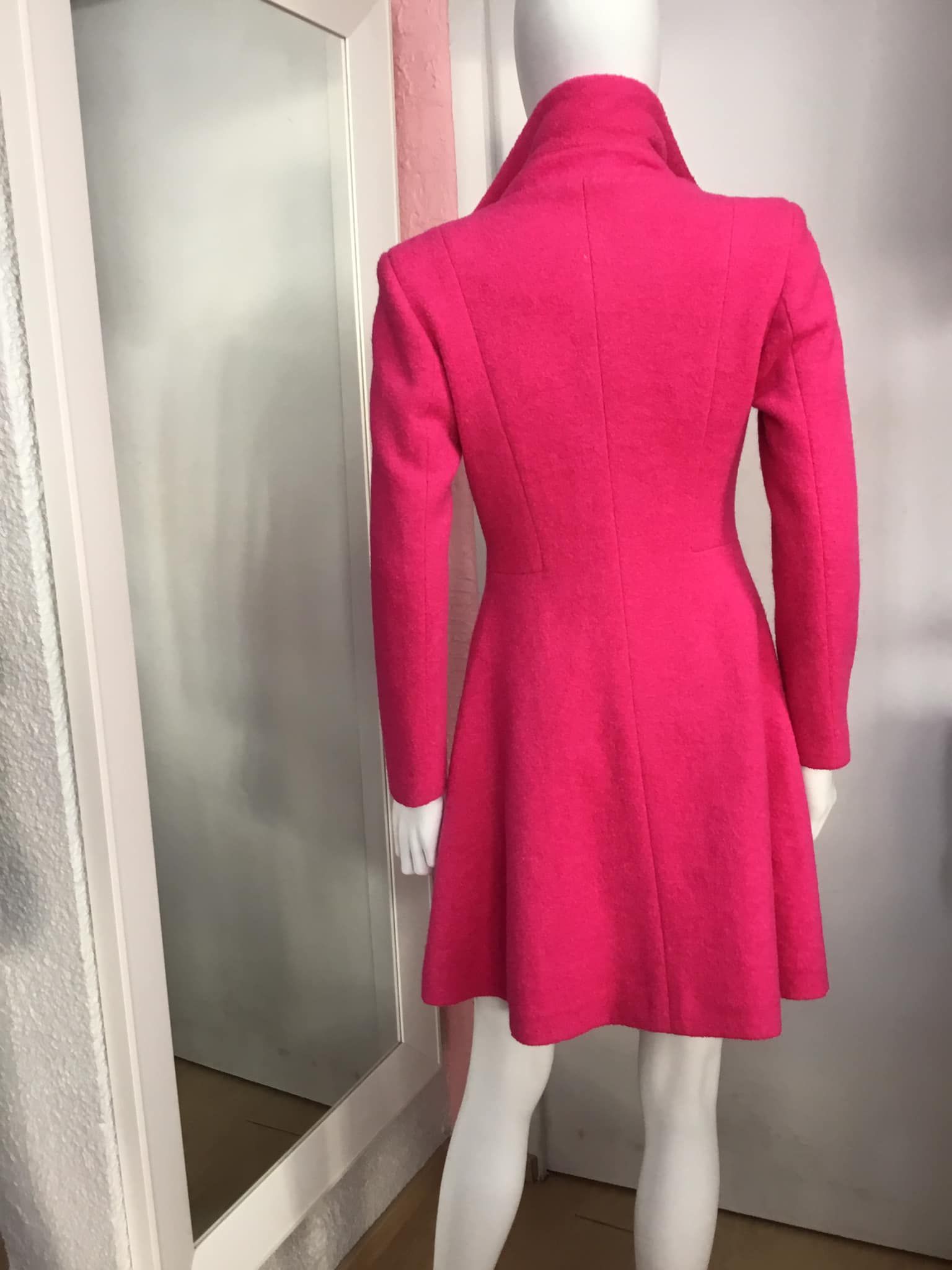 Manteau rose vif à coupe cintrée